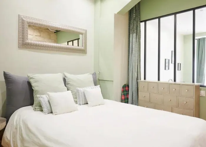 T2 With Wifi Near Montmartre